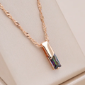 Elegante Halskette mit mehrfarbigem Kristall