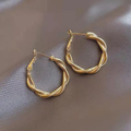Elegante goldene geknotete Ohrringe