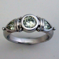Ring mit grünem Kristall in Vintage Silber